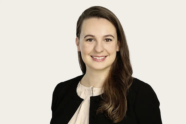 Eine Frau mit braunen Haaren in einem Business-Outfit lächelt, Alina Sucker, Head of Art & Private Clients, Property & Event