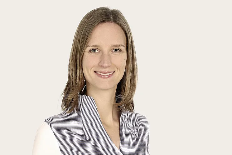 Eine Frau in einem blau-weiß gestreiften Hemd - Barbara Schinko, SEO & Content Marketing Manager.