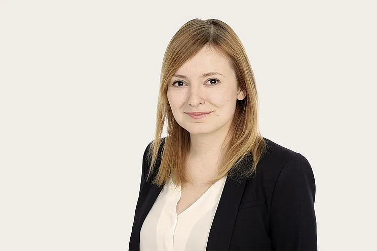 Eine Frau in weißer Bluse und schwarzem Blazer lächelt - Claudia von Pawel, Chief of Staff