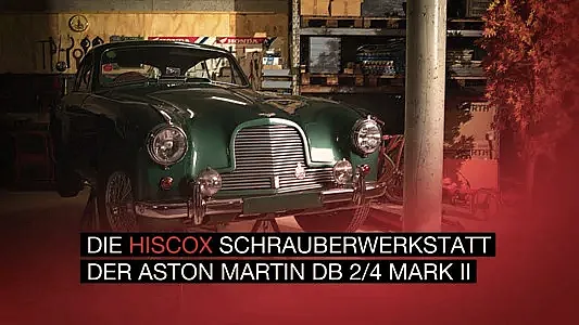 Grüner Aston Martin DB 2/4 Mark II in einer Schrauberwerkstatt mit dem Text "Die Hiscox Schrauberwerkstatt Der Aston Martin DB 2/4 Mark II"