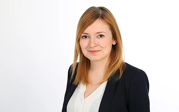 Eine Frau in Businesskleidung lächelt für die Kamera - Claudia von Pawel, Chief of Staff