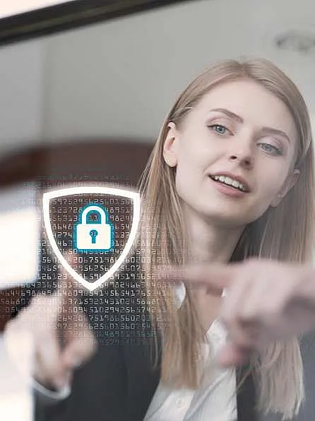 Zwei Personen in Geschäftskleidung betrachten ein digitales Sicherheitssymbol mit einem Vorhängeschloss auf einer transparenten Oberfläche.