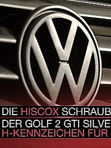 Eine Nahaufnahme des Kühlergrills eines Volkswagen Golf 2 GTI Silverstone mit dem VW-Logo und dem GTI-Schriftzug. Text im Bild: 'DIE HISCOX SCHRAUBERWERKSTATT DER GOLF 2 GTI SILVERSTONE H-KENNZEICHEN FÜR EIN LIEBHABERSTÜCK'