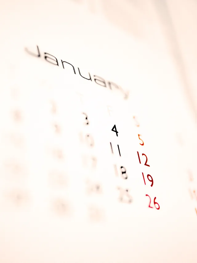 Verschwommenes Bild eines Kalenders, der den Monat Januar zeigt. Die Daten 4, 11, 18 und 25 sind schwarz markiert, während die Daten 5, 12, 19 und 26 rot markiert sind