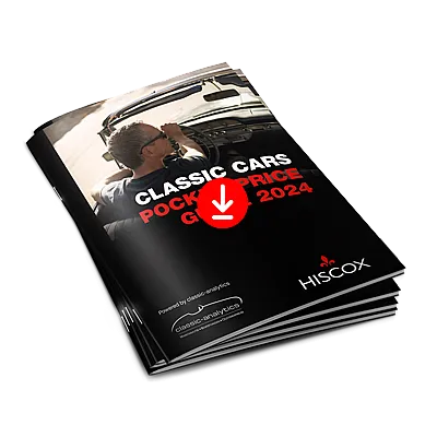 Ein Stapel von Broschüren mit dem Titel 'CLASSIC CARS POCKET PRICE GUIDE 2023'. Auf dem Cover ist ein klassisches weißes Auto abgebildet. Unten rechts steht 'HISCOX WISSEN VERSICHERT'
