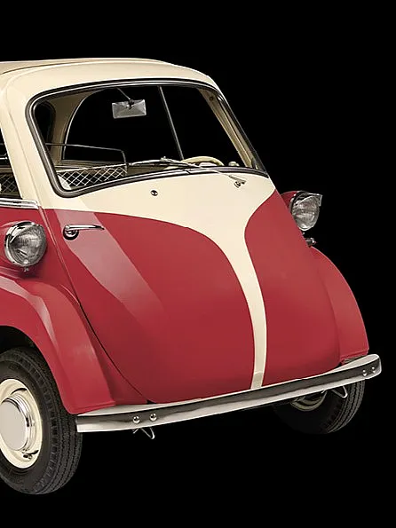 Ein klassisches Mikroauto, ein BMW Isetta, mit roter Karosserie und weißen Akzenten. Es hat eine nach vorne öffnende Tür und kleine runde Scheinwerfer.