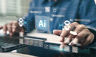Person arbeitet am Laptop mit einer KI-Anwendung und digitalen AI-Symbolen.