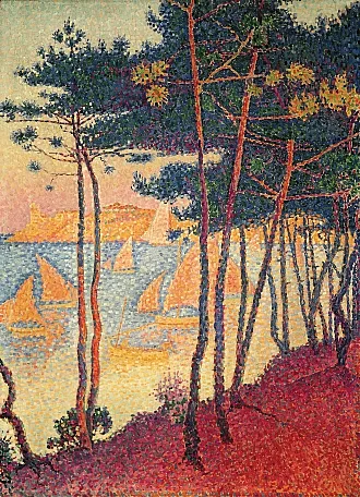 Ein ruhiges pointillistisches Gemälde einer Küstenlandschaft mit hohen Bäumen im Vordergrund und Segelbooten auf ruhigem Wasser im Hintergrund unter einem Sonnenuntergangshimmel.