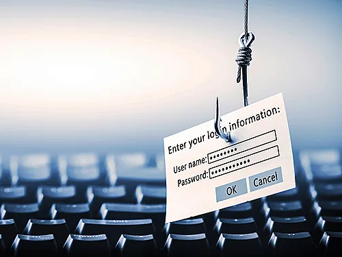 Ein Zettel mit verborgenen Passwortinformationen ist an einem Angelhaken aufgespießt und hängt über einer schwarzen Tastatur