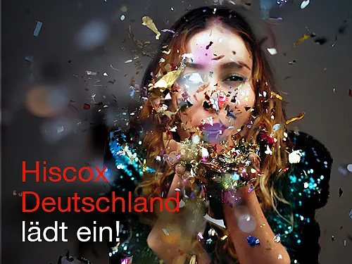 Eine blonde junge Frau pustet Glitzerkonfetti in Richtung Kamera. Unten links steht der Schriftzug: Hiscox Deutschland lädt ein