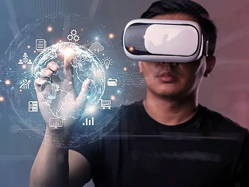 Eine Person trägt ein Virtual-Reality-Headset und interagiert mit einer digitalen Benutzeroberfläche. Symbole und Icons schweben um eine holografische Darstellung der Erde.