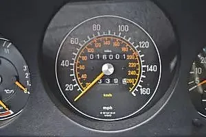 Mercedes 560 SL Oldtimer Portrait Tacho
