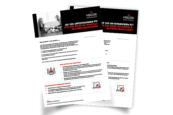 Zwei überlappende Flyer der Firma Hiscox. Der obere Flyer zeigt ein Schwarz-Weiß-Bild von zwei Personen, die sich gegenüber sitzen und miteinander sprechen.