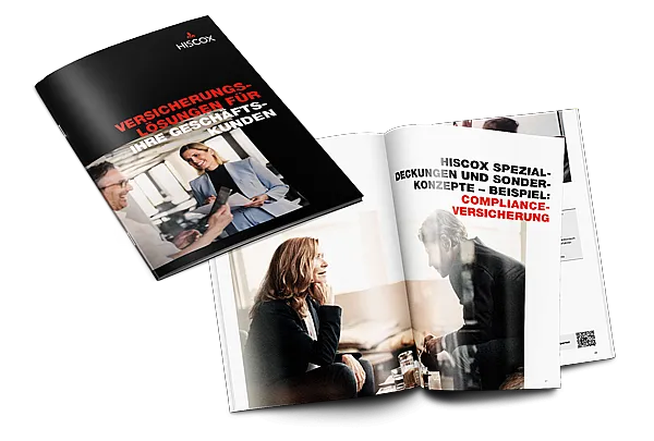 Zwei aufgeschlagene Broschüren der Firma Hiscox. Die Titelseite der ersten Broschüre zeigt eine Geschäftsfrau, die mit einem Kunden spricht, und trägt den Titel "Versicherungslösungen für Ihre Geschäftskunden". Die zweite Broschüre ist geöffnet und zeigt Bilder von Geschäftsleuten in Besprechungen sowie den Text "Hiscox Spezialdeckungen und Sonderkonzepte