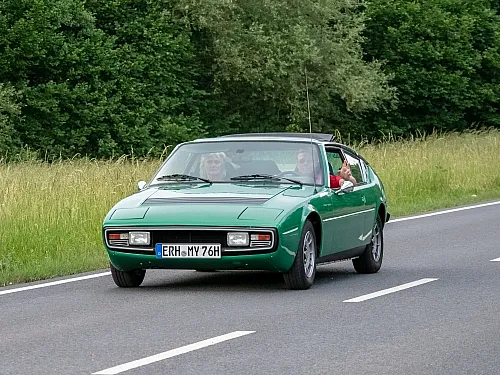 Matra Bagheera Oldtimer in Grün auf einer Landstraße in Deutschland, klassischer französischer Sportwagen mit Mittelmotor
