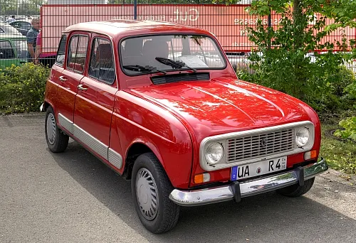 Renault R4 Oldtimer in Rot auf einem Parkplatz in Deutschland, klassischer französischer Kleinwagen mit Kultstatus