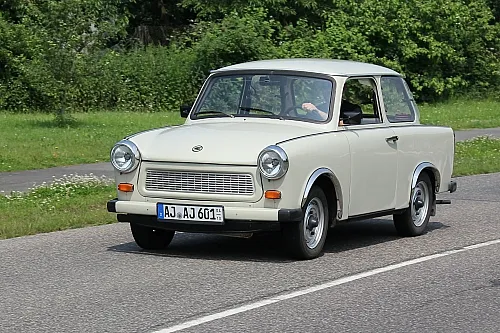 Trabant 601 Oldtimer in Beige auf einer Landstraße in Deutschland, klassisches DDR Fahrzeug mit Zweitaktmotor