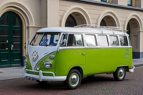 VW Bulli T1 Oldtimer in Grün und Weiß vor historischer Gebäudefassade in Deutschland, klassischer Volkswagen Transporter mit Kultstatus