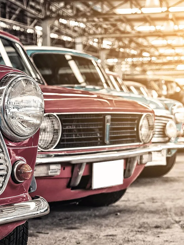 Sammlungsversicherung von Hiscox: Mehrere Oldtimer stehen nebeneinander