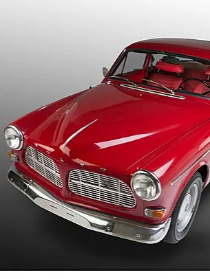 Roter Volvo Amazon mit roter Innenausstattung steht vor einem weiß-grauen Hintergrund