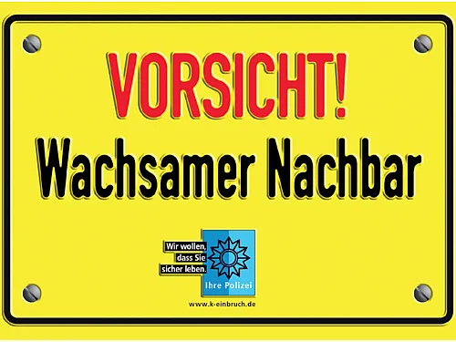 Gelbes Schild mit der Aufschrift "Vorsicht" als rote Überschrift und darunter "Wachsamer Nachbar" in schwarzer Schrift. Darunter ist das Logo der Polizei.