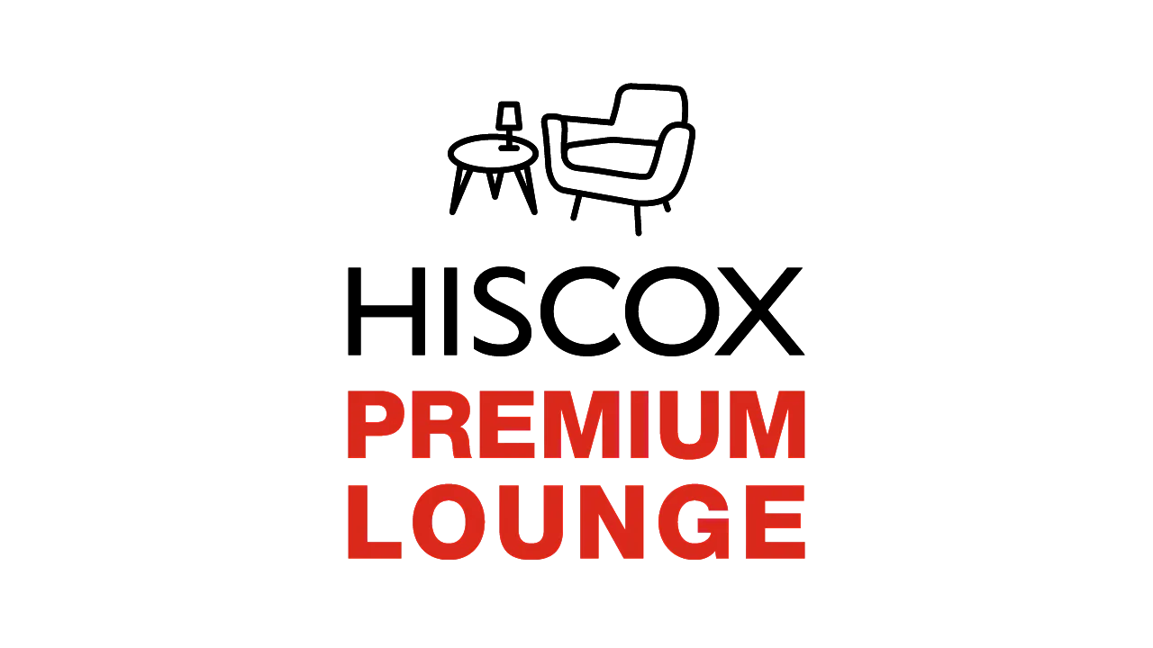 Das Logo für 'HISCOX PREMIUM LOUNGE' zeigt eine Illustration eines Stuhls und eines kleinen Tisches mit einer Lampe darauf. Der Text 'HISCOX' ist in Schwarz, während 'PREMIUM LOUNGE' in Rot ist