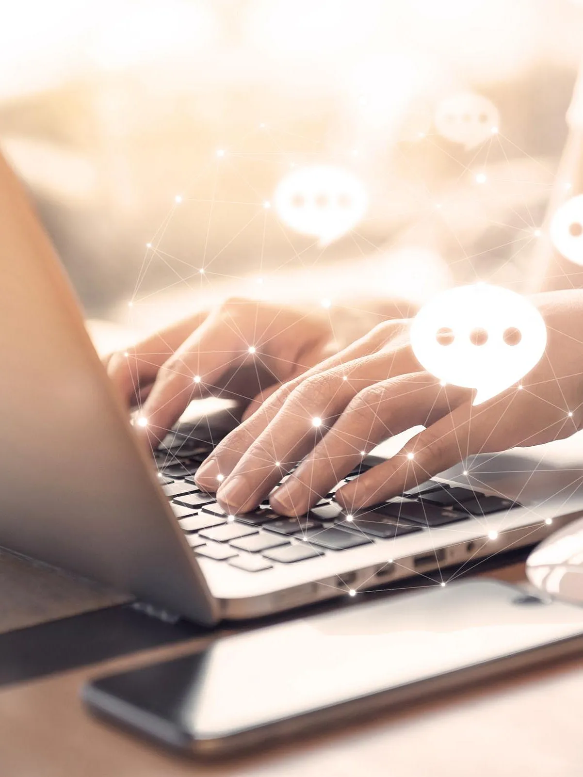 Online-Kommunikation: Hände tippen auf Laptop-Tastatur mit Chat-Symbolen und Netzwerkverbindungen